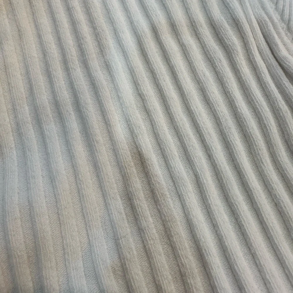 NWT LA MADE White Ribbed V-Neck Sweater